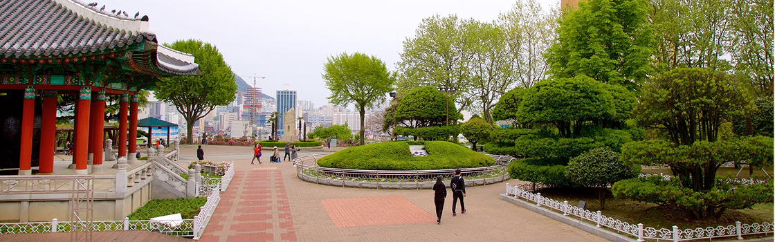 imagem do Parque Yongdusan com um jardim lindo e pessoas passeando pela area pavimentada